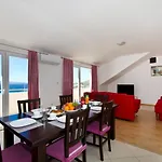 House Miho Omis